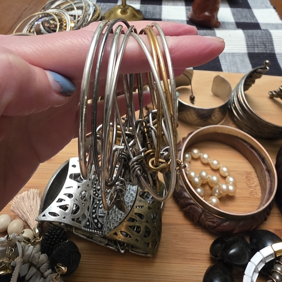 Over 70 Bevy Of Bracelets Cuffs Bangles Clasp Stretch Bracelet Lot Bundle Estate - Picture 5 of 16